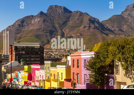 Hell gestrichenen Häuser der Bo-Kaap oder Malay Viertel von Kapstadt, an den Hängen des Signal Hill gelegen Blick vom Tafelberg Stockfoto