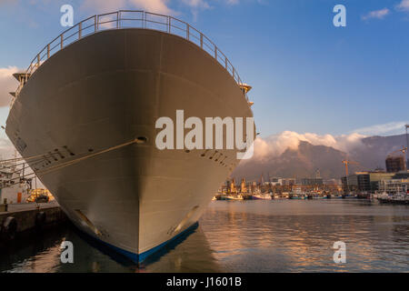 Großes Kreuzfahrtschiff günstig auf die am Hafen an der Victoria & Alfred (V&A Waterfront und den Tafelberg in der Ferne, Kapstadt, Südafrika Stockfoto