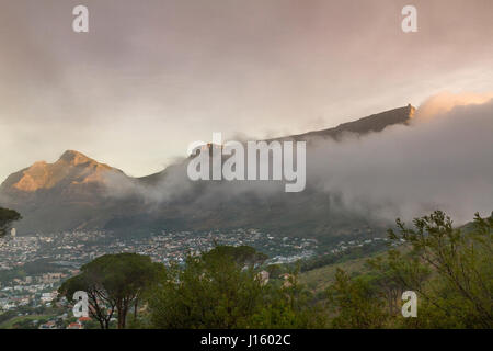 Wolken rollen In über den Tafelberg, ein Wahrzeichen mit Blick auf die Stadt Kapstadt, Südafrika Stockfoto