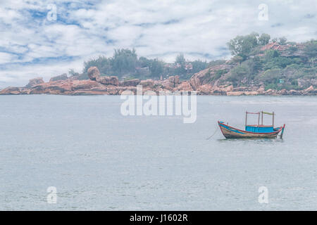 Angeln Boot Überschrift heraus zum Meer in den frühen Morgenstunden Stockfoto