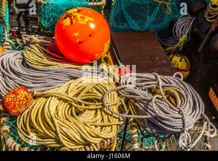 Seilseile und eine orange Markierungsboje auf dem Boden eines Fischerbootes in Hout Bay, Südafrika Stockfoto