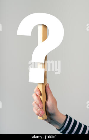Frau mit Fragezeichen-Schild in der hand Stockfoto