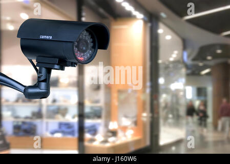 Das Konzept der Sicherheit durch Überwachungskamera im Einkaufszentrum. Stockfoto