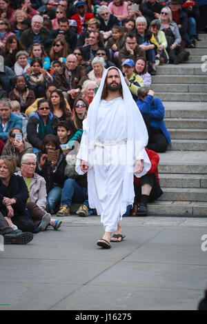 London, UK. 14. April 2017. Hunderte von Menschen beobachten die Passion Jesu. Neuerstellung der Geschichte von der Kreuzigung und Auferstehung von Jesus Chris Stockfoto