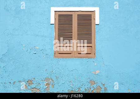 Shuttered Fenster auf ein Haus im Kolonialstil Stockfoto