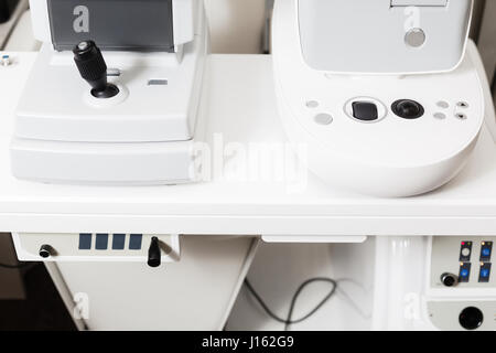 Nahaufnahme von professionellen Auge Prüfgeräte. Moderne Auge Gerät stehend im Labor testen. Tonometer in der Augenarzt-Büro Stockfoto