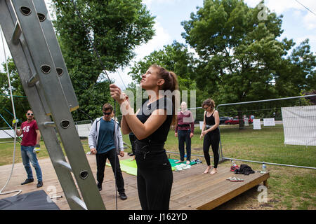 Isabelle Mackie, bereitet sich auf Trapez Lektionen. Die fliegenden Trapez Schule liegt im Regents Park und laufen durch den Gorilla-Zirkus Stockfoto