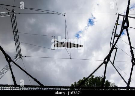 Trapez-Studenst durch die Luft fliegen. Die fliegenden Trapez Schule liegt im Regents Park und laufen durch den Gorilla-Zirkus. Stockfoto