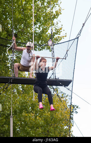 Isabella Mackie am Trapez. Die fliegenden Trapez Schule liegt im Regents Park und laufen durch den Gorilla-Zirkus. Stockfoto