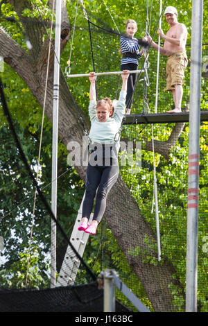 Isabella Mackie am Trapez. Die fliegenden Trapez Schule liegt im Regents Park und laufen durch den Gorilla-Zirkus. Stockfoto