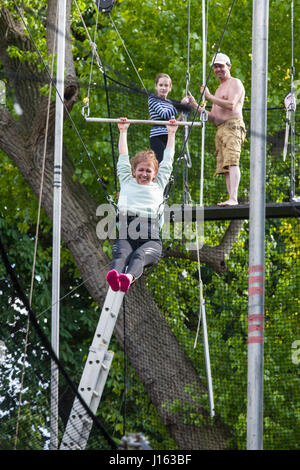 Isabella Mackie am Trapez. Die fliegenden Trapez Schule liegt im Regents Park und laufen durch den Gorilla-Zirkus. Stockfoto