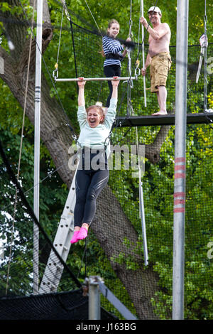 Isabella Mackie am Trapez. Die fliegenden Trapez Schule liegt im Regents Park und laufen durch den Gorilla-Zirkus. Stockfoto