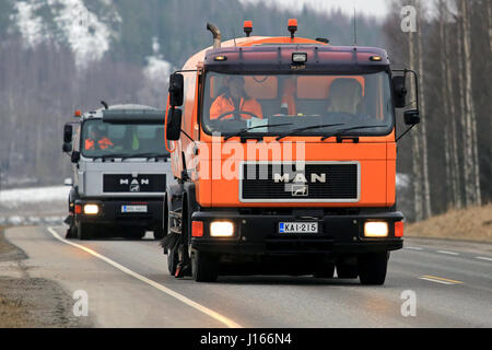 SALO, Finnland - 24. März 2016: ZWEIMANN Schorling Kehrmaschine LKW Fahrt entlang der Autobahn in Salo. Moderne Kehrmaschinen sind auf LKW-Aufbauten montiert. Stockfoto