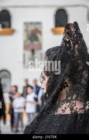 Linares, Spanien - April 12: Frauen gekleidet in die typische Farbe der spanische Mantilla, zur Finanzierung der Stierkampfarena von Linares und Plakat zum Jubiläum der dea Stockfoto