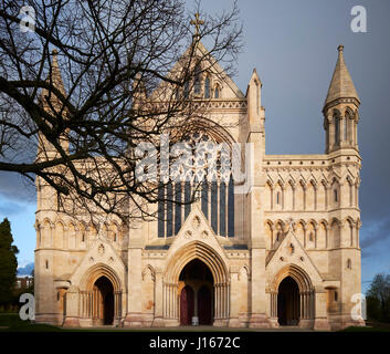 St Albans Kathedrale (auch bekannt als St Albans Abbey), St Albans, UK. Blick aus dem Westen. Stockfoto
