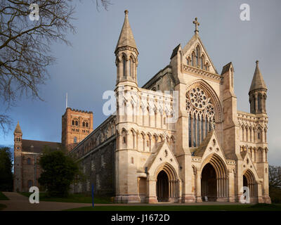 St Albans Kathedrale (auch bekannt als St Albans Abbey), St Albans, UK. Blick aus dem Westen. Stockfoto