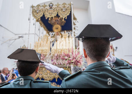 Linares, Spanien - April 16: Soldaten der die spanische Guardia civil Grüßen, wenn die nationale Hymne an der Ausfahrt der Jungfrau der schönen Liebe, während Hol Stockfoto