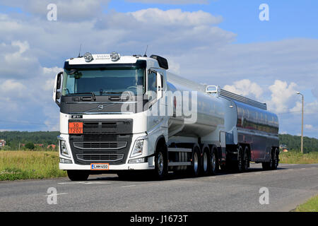 SALO, Finnland - 17. Juli 2015: Weiße Volvo FH Tankwagen in ARD Hol entlang städtische Straße im Sommer. Die ADr-code 30-1202 steht für Dieselkraftstoff. Stockfoto