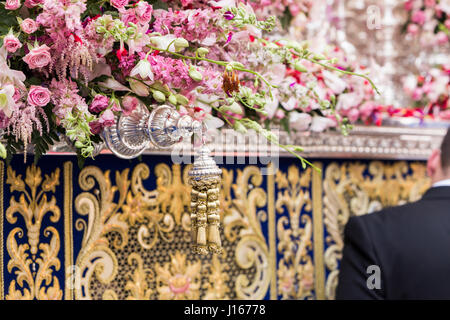 Detail der floralen Ornamenten auf einem Thron der Karwoche, Linares, Andalusien, Spanien Stockfoto