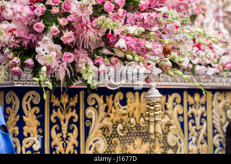 Detail der floralen Ornamenten auf einem Thron der Karwoche, Linares, Andalusien, Spanien Stockfoto