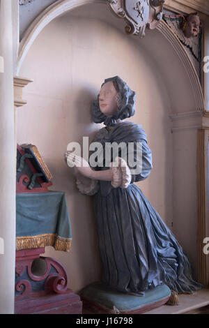 Betende Frau Uk. Eine kirchliche Denkmal für Anna Prowse von ihrem Ehemann John Prowse nach ihrem Tod im Jahre 1668 errichtet, ist sie eine Bibel lesen. Kirche des Heiligen Johannes des Täufers, Axbridge Somerset England. Stockfoto