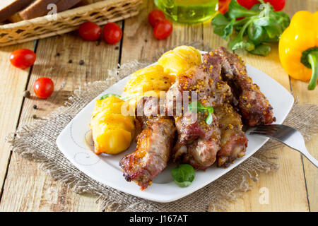 Das Lamm beats aus den Grills. Kartoffeln mit Käse überbacken. Festlich gedeckten Tisch. Stockfoto