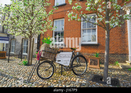 Bungay Suffolk UK, ein Lebensmittelhändler Fahrrad als ein Café-Zeichen in der Earsham Straße gelegen, im Zentrum von Suffolk Stadt von Bungay, England verwendet. Stockfoto