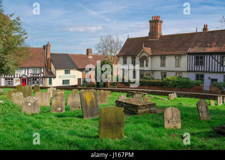 Halesworth Suffolk, Blick auf den Kirchhof und mittelalterliche Gebäude entlang der London Road im Zentrum der ländlichen Stadt Suffolk in Halesworth, England Stockfoto