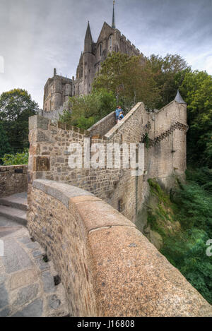 Antike Steinstufen gonna die Abtei von Mont-Saint-Michel, Frankreich Stockfoto