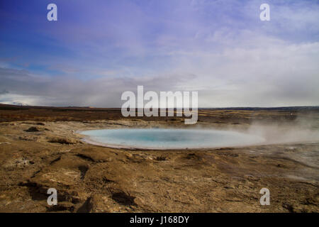 Der ursprüngliche Geysir - große Geysir (Stori Geysir), Strokkur, erstaunliche Sehenswürdigkeiten und ein muss in der südlichen Region von Island Stockfoto