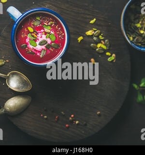 Rote Bete-Suppe mit Minze, Pistazien und Samen, Textfreiraum Diät Stockfoto