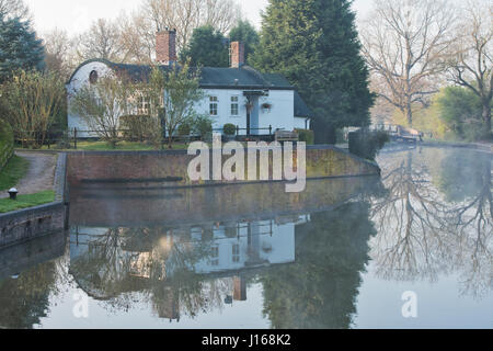 Die Schleusenwärter Ferienhaus. Fass überdachten Hütte am Lapworth an einem nebligen Frühlingsmorgen. Warwickshire, England Stockfoto