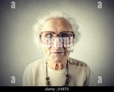 Alte Dame in stilvollen Gläsern Stockfoto