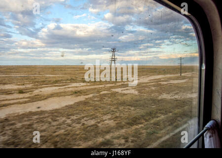 Halbwüste über dem Zugfenster in Karakalpakstan autonomen Region, Usbekistan Stockfoto