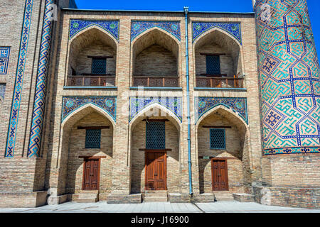 Verzierte Bögen der Kukeldash Madrasah neben Chorsu Basar, Taschkent, Usbekistan Stockfoto