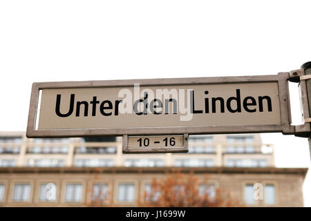 Unter Den Linden ist der berühmten Allee in Berlin die Ost-Berliner in DDR-Zeiten war. Am Ende finden Sie das Brandenburger Tor. Stockfoto