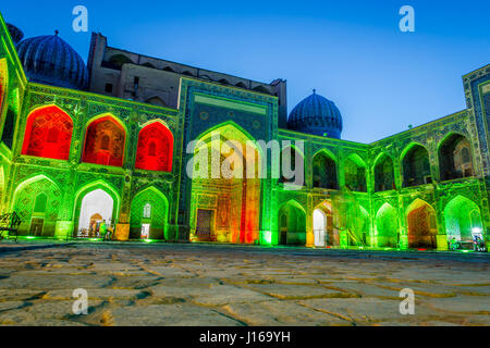 Beleuchtete bunte Atrium des Sher Dor Madrasah bei Nacht, Registan in Samarkand, Usbekistan Stockfoto