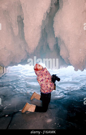 Baikalsee, Russland: Ein Tourist schaut auf in Ehrfurcht vor der unglaublichen Eisformationen. Frühjahr kann bei uns im Vereinigten Königreich aber denken für den Osten die Bilder zeigen immer noch das Einfrieren bei Temperaturen so niedrig wie minus sieben Grad Celsius tagsüber. Von der Erforschung gefährlich aussehende Eishöhlen zum fahren auf der weltweit größten Eissee nach Volumen, diese Bilder zeigen wie russische Touristen kann noch eine gute Zeit trotz der bitteren Bedingungen haben. Fotograf Andrey Nekrasov (43) 3.000 Meilen gereist, um den Baikalsee zu erreichen hat eine erstaunliche fünf - Mal mehr Wasser als der große Stockfoto