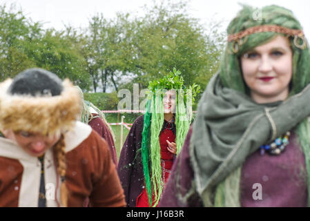 Krakau, Polen. 18. April 2017. Menschen besuchten das Rekawka-Festival am Krak Hügel. Rekawka Festival ist Krakauer Ostern Tradition (feierte am Dienstag nach Ostern Sonntag), Wurzeln in heidnischen Riten des Frühlings, besonders Dziady (Vorfahren) - eine vorchristliche Tradition der Zwiesprache mit den Toten, die als die Hüter der Fruchtbarkeit und Fortpflanzung galten. Bildnachweis: Omar Marques/Pacific Press/Alamy Live-Nachrichten Stockfoto