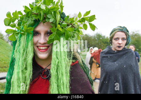 Krakau, Polen. 18. April 2017. Menschen besuchten das Rekawka-Festival am Krak Hügel. Rekawka Festival ist Krakauer Ostern Tradition (feierte am Dienstag nach Ostern Sonntag), Wurzeln in heidnischen Riten des Frühlings, besonders Dziady (Vorfahren) - eine vorchristliche Tradition der Zwiesprache mit den Toten, die als die Hüter der Fruchtbarkeit und Fortpflanzung galten. Bildnachweis: Omar Marques/Pacific Press/Alamy Live-Nachrichten Stockfoto