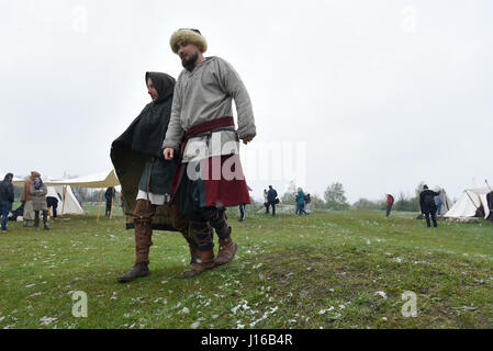 Krakau, Polen. 18. April 2017. Menschen besuchten das Rekawka-Festival am Krak Hügel. Rekawka Festival ist Krakauer Ostern Tradition (feierte am Dienstag nach Ostern Sonntag), Wurzeln in heidnischen Riten des Frühlings, besonders Dziady (Vorfahren) - eine vorchristliche Tradition der Zwiesprache mit den Toten, die als die Hüter der Fruchtbarkeit und Fortpflanzung galten. Bildnachweis: Omar Marques/Pacific Press/Alamy Live-Nachrichten Stockfoto