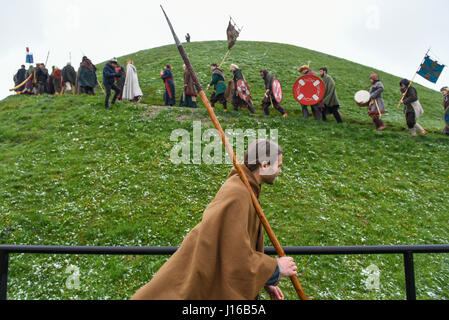 Krakau, Polen. 18. April 2017. Menschen besuchten das Rekawka-Festival am Krak Hügel. Rekawka Festival ist Krakauer Ostern Tradition (feierte am Dienstag nach Ostern Sonntag), Wurzeln in heidnischen Riten des Frühlings, besonders Dziady (Vorfahren) - eine vorchristliche Tradition der Zwiesprache mit den Toten, die als die Hüter der Fruchtbarkeit und Fortpflanzung galten. Bildnachweis: Omar Marques/Pacific Press/Alamy Live-Nachrichten Stockfoto