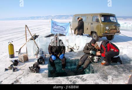 Sibirien: Ice Taucher bereiten Sie hinabsteigen, Baikalsee.  EIN ICE-CUBED Taucher nahm eine außergewöhnliche Reise in eine Unterwasser Klumpen des Eises. Bilder aus der weltweit größte See, der Russland Baikalsee Einfrieren, eine abenteuerliche Gruppe der Eis-Taucher zu zeigen, wie sie das Eis zu durchdringen und für eine einstündige Sprung Ihres Lebens springen. Erfasst am 50-Füße tief unter der Kruste aus Eis, Fotograf Andrey Nekrasov, 42, stammte aus der gefrorenen Oberfläche auf die Suche, Aufnahme von Bildern aus dem 2.500 Fuß tiefen See – die fünf Mal die Lautstärke der alle fünf großen Seen Nordamerikas. Andrey reiste ov Stockfoto
