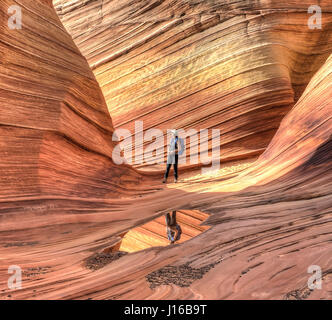 Schritt-INSIDE einen wirklichen Leben surrealistische Malerei. Herzlich Willkommen Sie in die bizarre Wüstenlandschaft, wo einsame Besucher schauen, wie sie, in ein Gemälde der surrealistischen Meister der Welt der Kunst gefragt haben. Bilder von Fotograf G. Brad Lewis (56) des südlichen Utah zeigen erstaunliche Pinsel Schlaganfall-ähnliche Texturen von einem Ort namens The Wave befindet sich in der Paria Canyon-Vermilion Cliffs Wilderness. Die Welle ist ein wertvoller Ort nur 20 Personen pro Tag sind die Erlaubnis erteilt, zu besuchen. Stockfoto