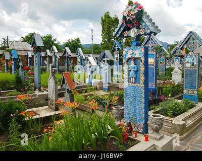 SAPANTA, Rumänien: Bizarre Grabsteine auf dem Friedhof von Merry zeigt die dunklen und die humorvollen Seiten zum Tode. Herzlich Willkommen Sie in der rumänischen Friedhof, der die Welt fröhlichsten Hommagen an den Toten oder den meisten schlechten Geschmack unterbringen konnte. Von der bizarren wie ausgeführt durch Soldaten enthauptet und Melken ein Schaf, um alltägliche Szenen in das Leben der verstorbenen diese bunten Grabsteine sind eines der seltsamsten Sehenswürdigkeiten Beerdigung Theatermenüs ist wahrscheinlich zu sehen. In kräftigen Farben dekoriert diese handgeschnitzten exzentrische hölzerne Grabsteine haben humorvolle Gedichte geschnitzt als Epitaphien, geben weitere Einblicke in die Stockfoto