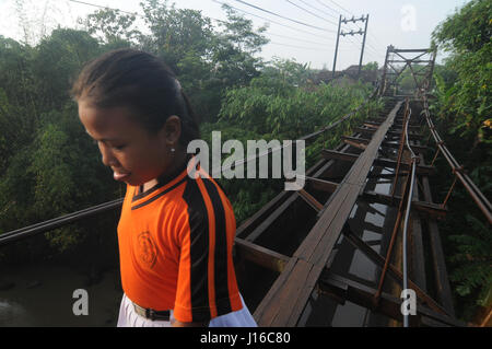 JAVA, Indonesien: Balancieren auf zehn-Zoll-breiten Holzlatten diese Kinder muss eine prekäre 100 Fuß langen Stahlseil-Brücke auf ihre ZUVORKOMMENHEIT nur bis zur Schule überqueren. Wenn Sie, Ihre Schule Lauf dachten war ein Alptraum-Spare ein Gedanke für diese Kinder, die so ihre Ausbildung, die sie bereit sind gewidmet sind zu riskieren, Leib und Leben auf ihre tägliche Mission, um ins Klassenzimmer. Lokalen Fotografin Agoes Rudianto (28) hat die Bilder von Kindern aus der Stadt Boyolali, Java, Indonesien reisen. Stockfoto