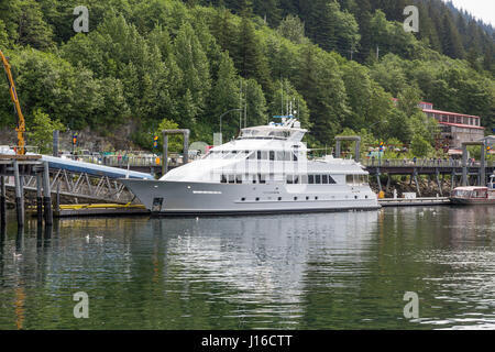 Eine massive weiße Yacht angedockt in Juneau, Alaska Stockfoto