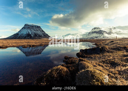 Lakeside Reflexion der Berg Kirkjufell an magische Stunde. Halbinsel Snæfellsnes (Snaefellsnes), West-Island Stockfoto