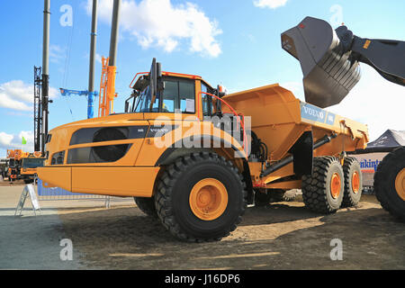 HYVINKAA, Finnland - 11. September 2015: Volvo A40G artikuliert Schlepper oder Dumper Truck auf dem Display an MAXPO 2015. Stockfoto