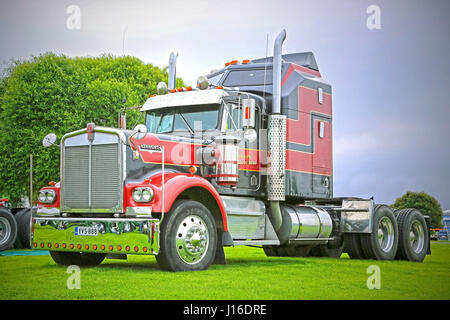 ALAHARMA, Finnland - 8. August 2015: Kenworth 900A 1976 Aerodyne Sattelzugmaschine in Power Truck Show 2015. HDR in der Postproduktion hinzugefügt. Stockfoto